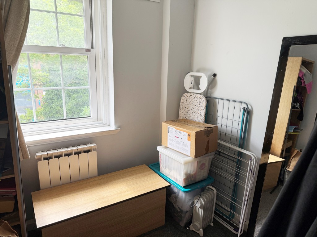 Lot: 11 - TWO-BEDROOM FLAT FOR INVESTMENT IN TOWN CENTRE - Second Bedroom